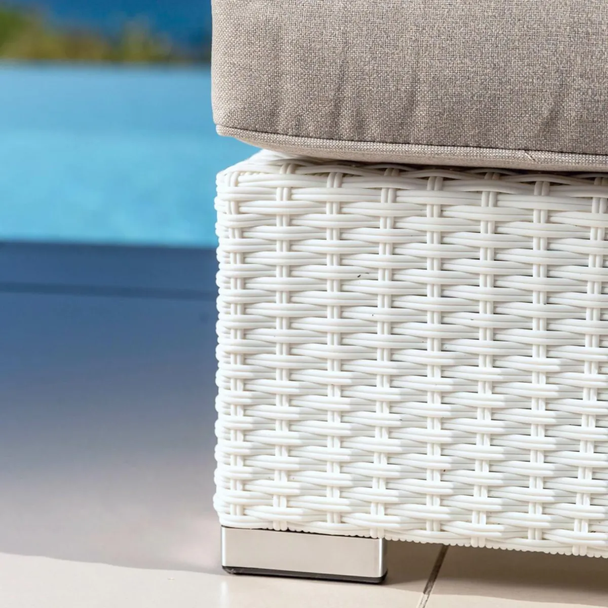 MOBELLIA Banquette en résine tressée 2 places Palma Blanc et taupe Tressé Blanc - Taupe Hot