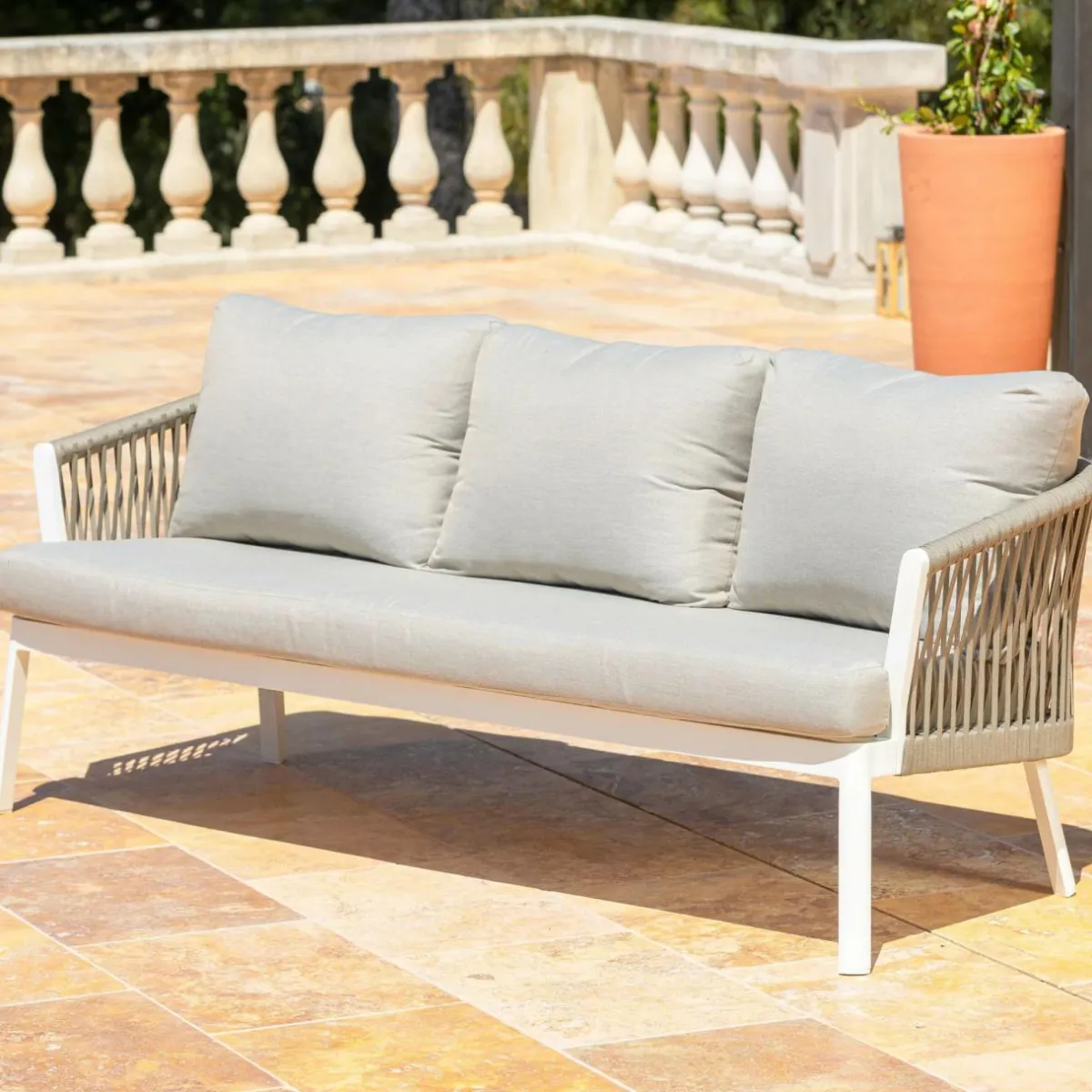 MOBELLIA Canapé de jardin en aluminium 3 places Amalfi Blanc et taupe Blanc - Taupe Outlet