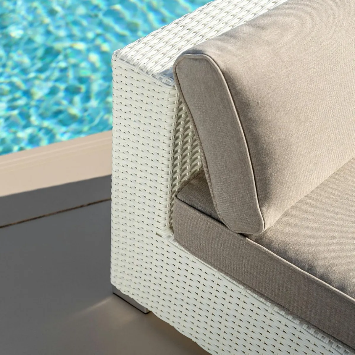 MOBELLIA Chauffeuse de jardin en résine tressée 2 places Palma Blanc et taupe Tressé Blanc - Taupe Sale