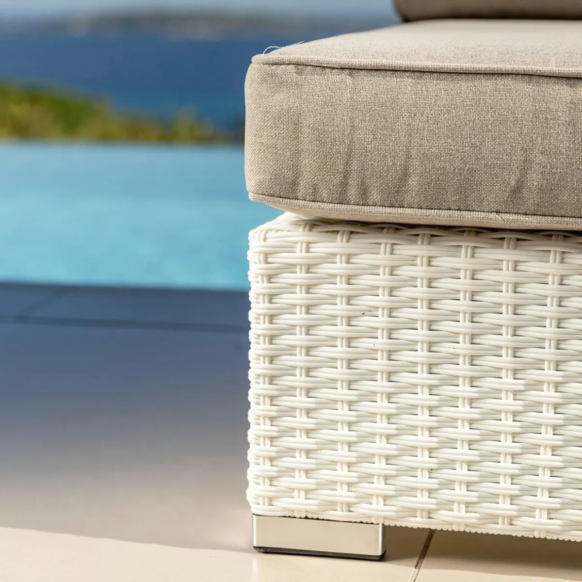 MOBELLIA Chauffeuse de jardin en résine tressée Palma Blanc et taupe Tressé Blanc - Taupe Online