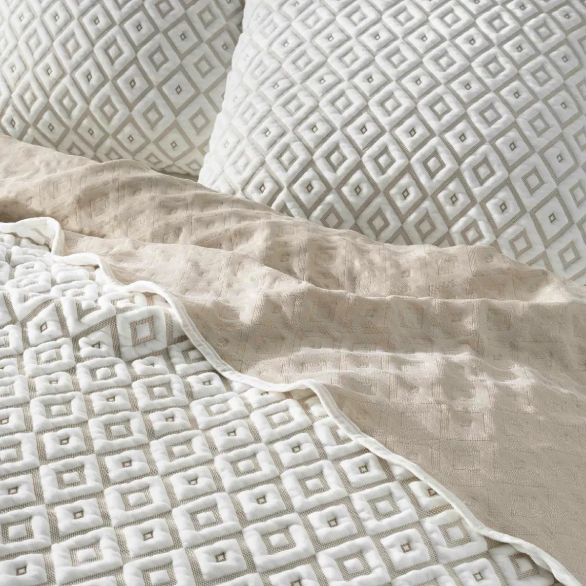 DOUCEUR D'INTERIEUR Couvre-lit et 2 taies d'oreiller (220 x 240 cm) Joana Beige Online