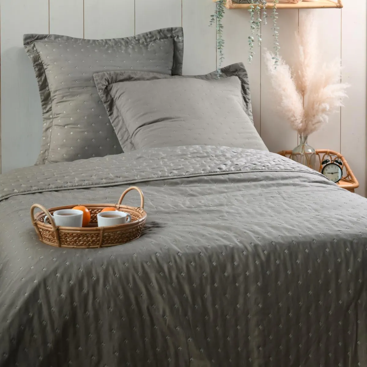STOF Couvre-lit matelassé avec deux taies d'oreiller (260 x 240 cm) Cléo Taupe Sale