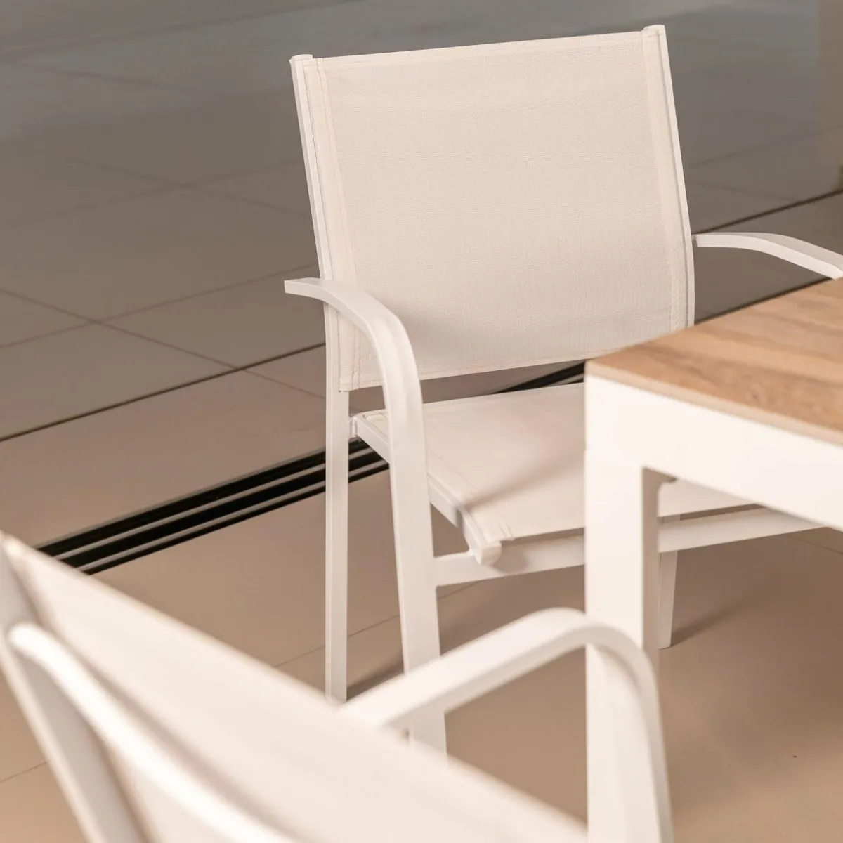 MOBELLIA Fauteuil de jardin aluminium empilable Murano Blanc Hot