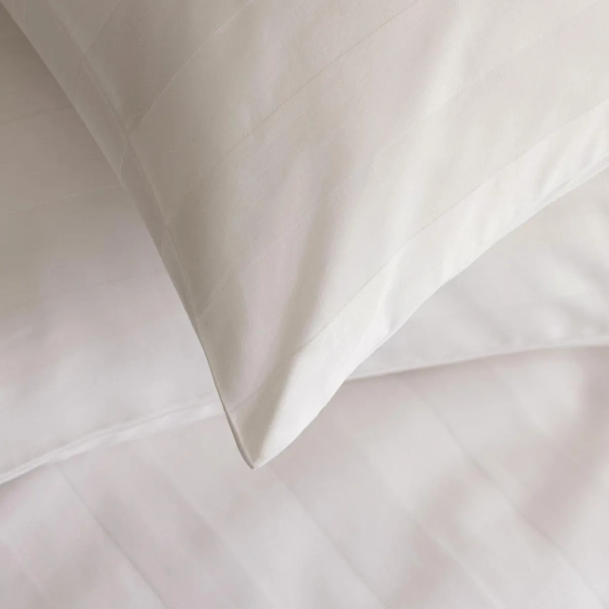 ATMOSPHERA Housse de couette et deux taies satin de coton (260 x 240 cm) Isadora he Blanc Hot