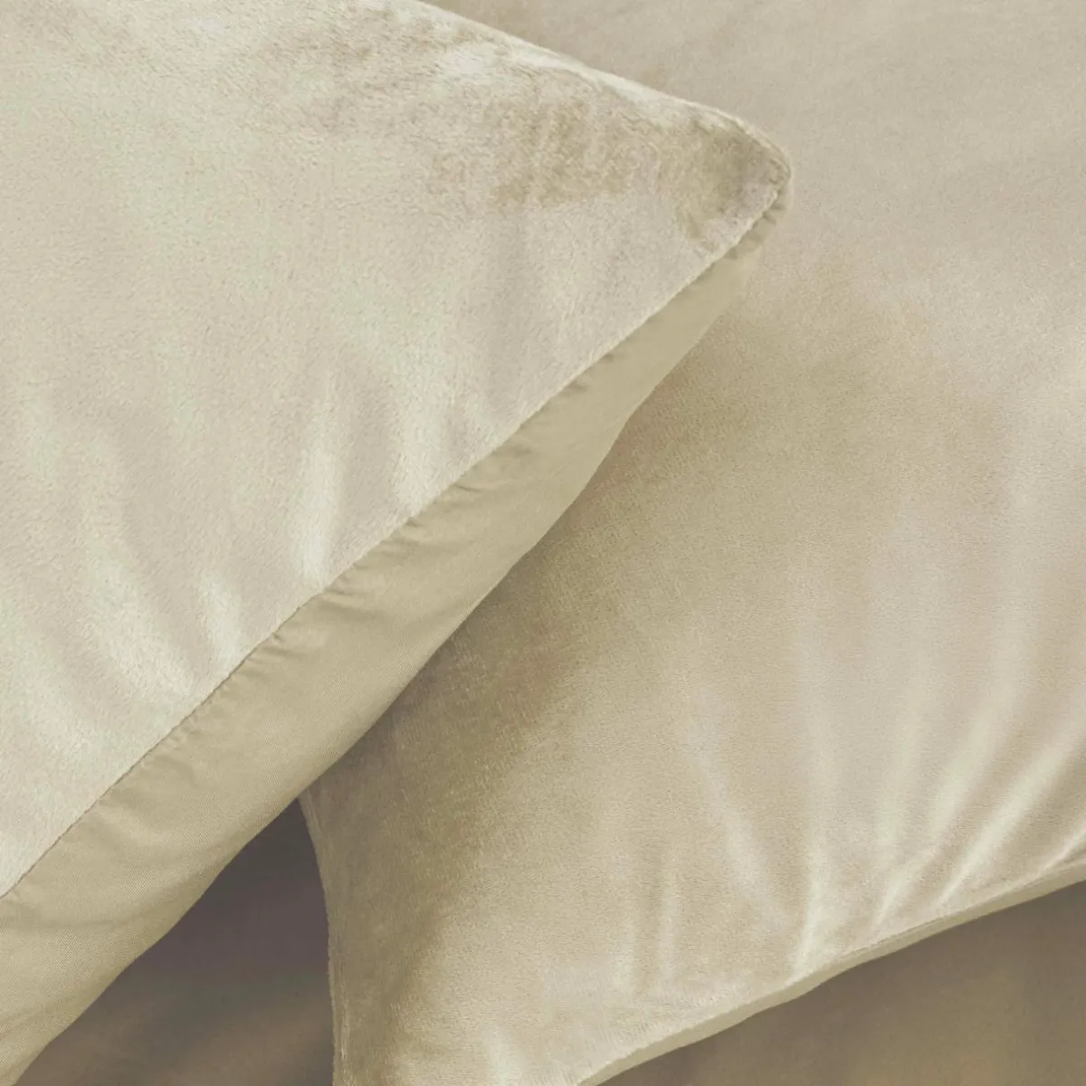 douceur d'intu017drieur Housse de couette et deux taies d'oreiller velours (240 x 220 cm) Velina Ecru Best