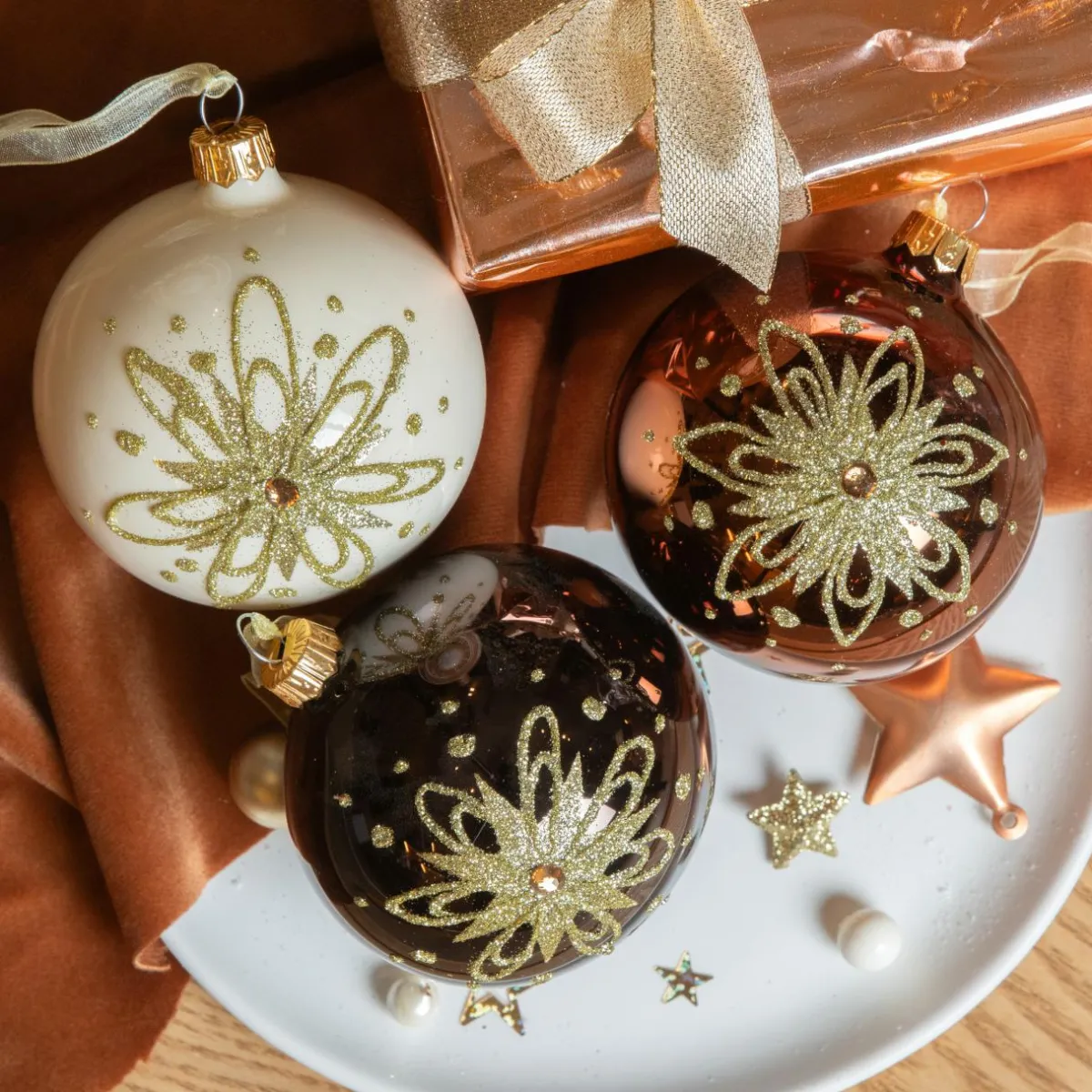 KAEMINGK Lot de 6 boules de Noël en verre (D80 mm) Pétales dorées Noir truffé Outlet