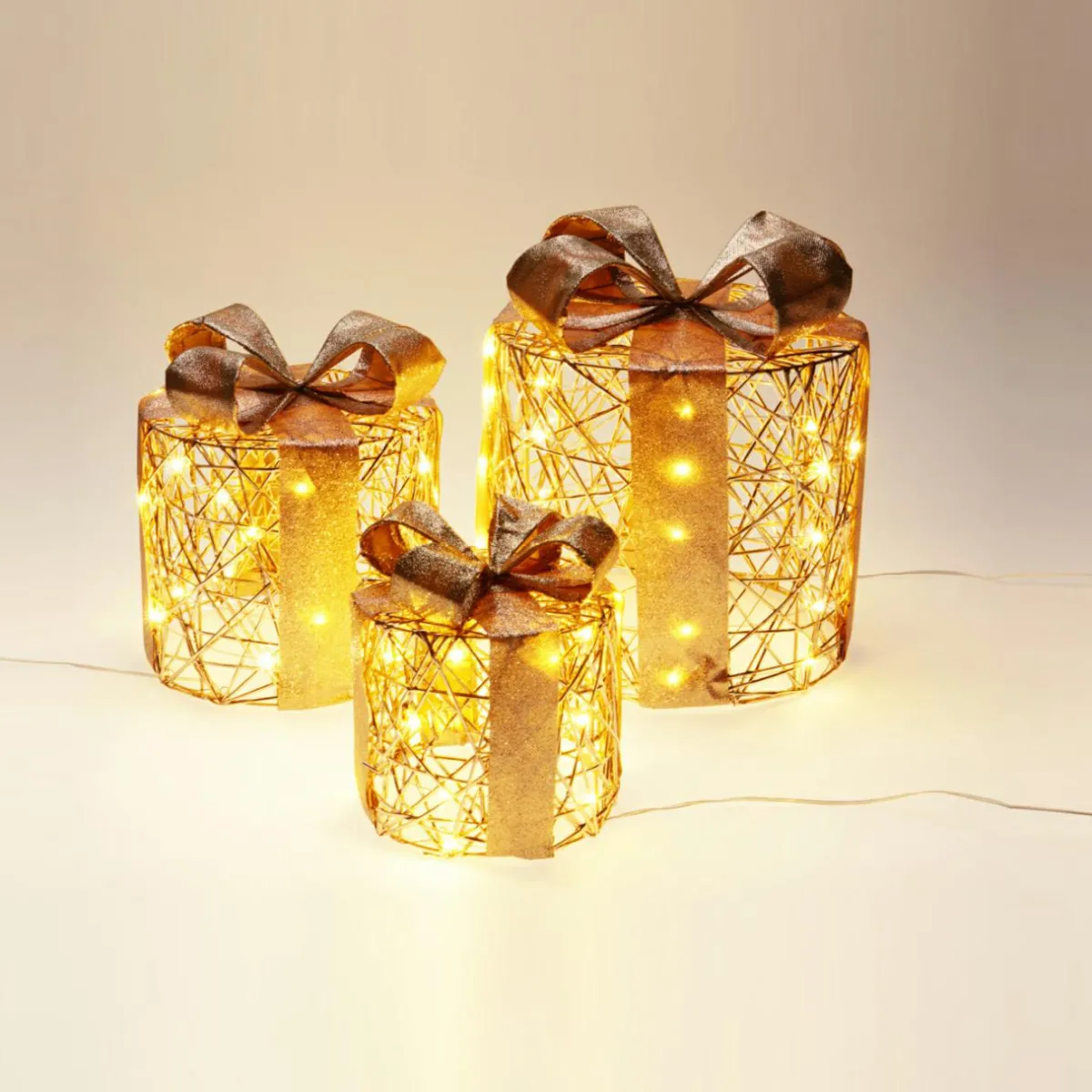 KOOPMAN Lot de 3 cadeaux lumineux à piles 135 LED (H25 cm) Rond et chic Blanc Chaud doré