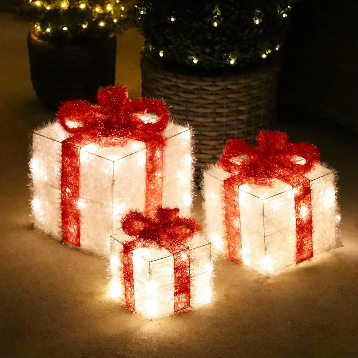 EMINZA Lot de 3 cadeaux lumineux à piles 65 LED (H30 cm) Ruban Rouge et Blanc chaud Outlet