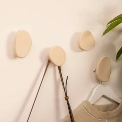 Atmosphera, cru017dateur d'intu017drieur Lot de 4 patères murales bois (H10 cm) Karen Ivoire New