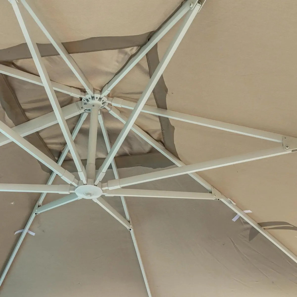 MOBELLIA Parasol déporté rectangulaire aluminium (4 x 3 m) Yucatan Blanc et Taupe Hot