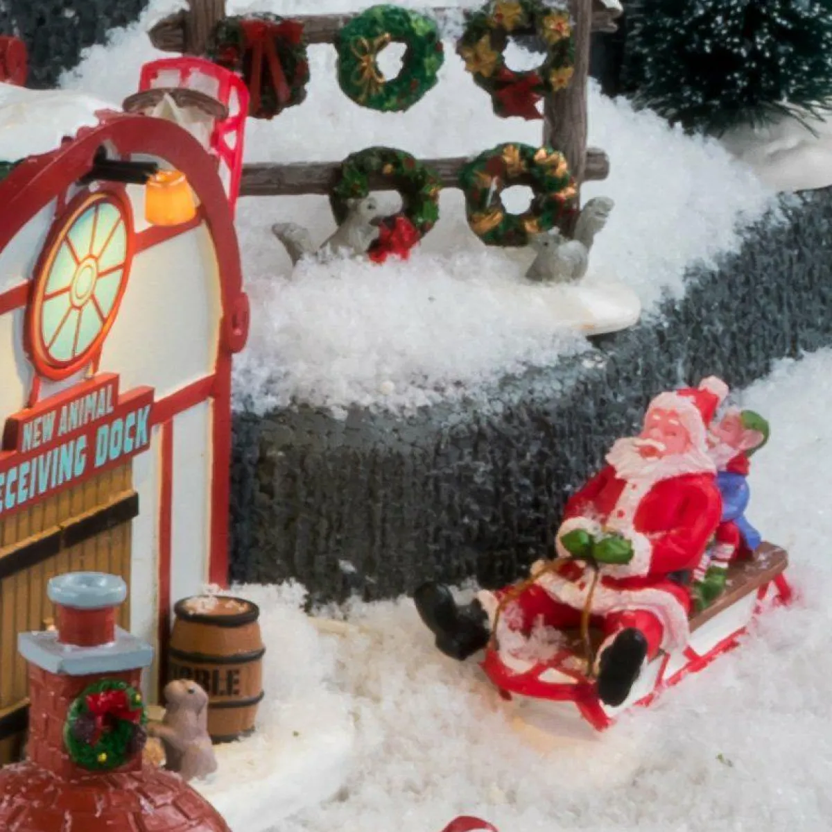 LEMAX Personnage Père Noël en luge Discount
