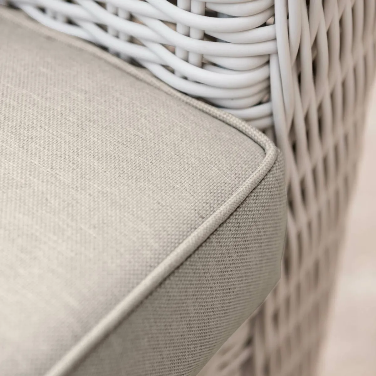 MOBELLIA Salon de jardin en résine tressée 4 places 4 pcs Calvi Blanc et taupe Tressé Blanc - Taupe Discount