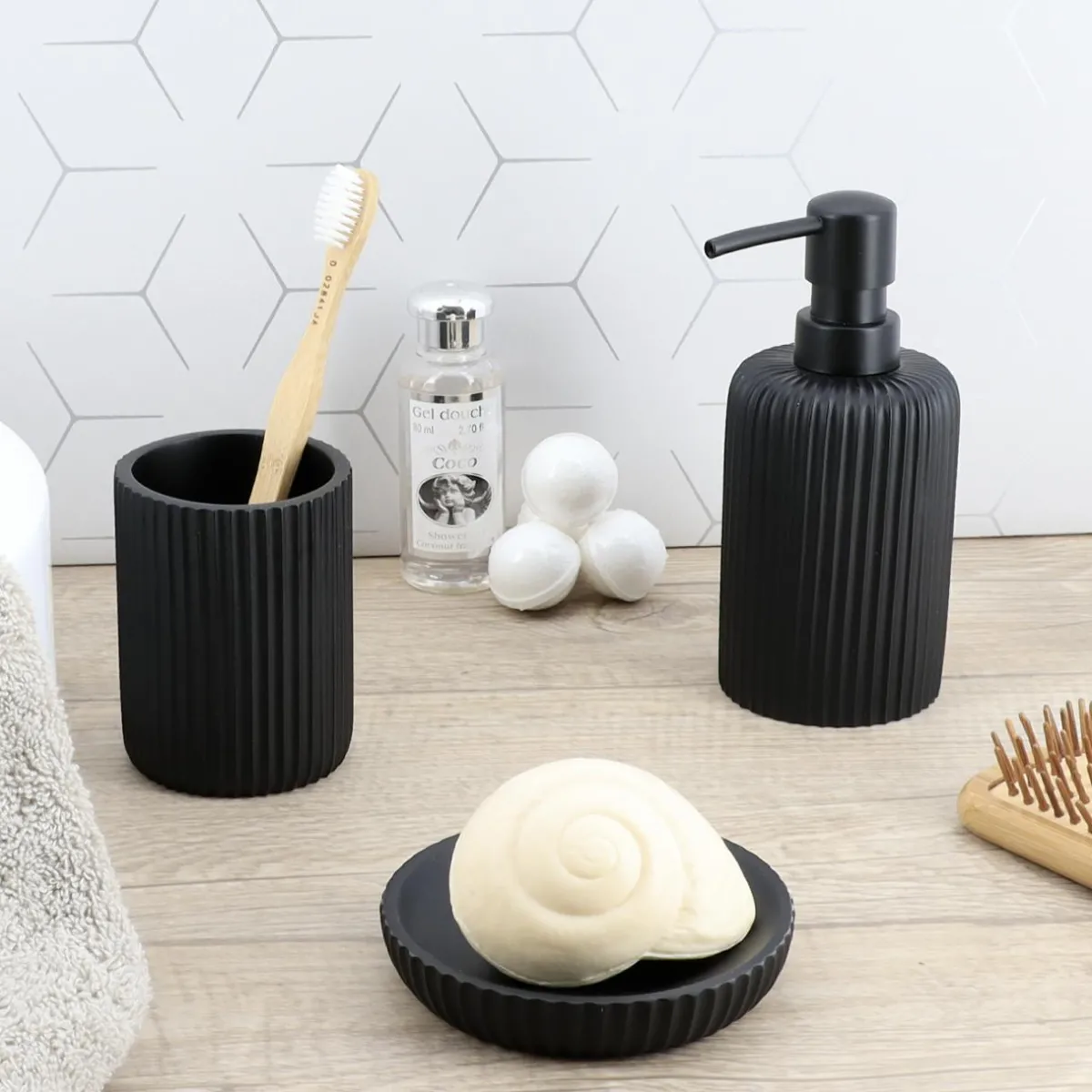 TENDANCE Set d'accessoires salle de bain résine Strié Noir Clearance