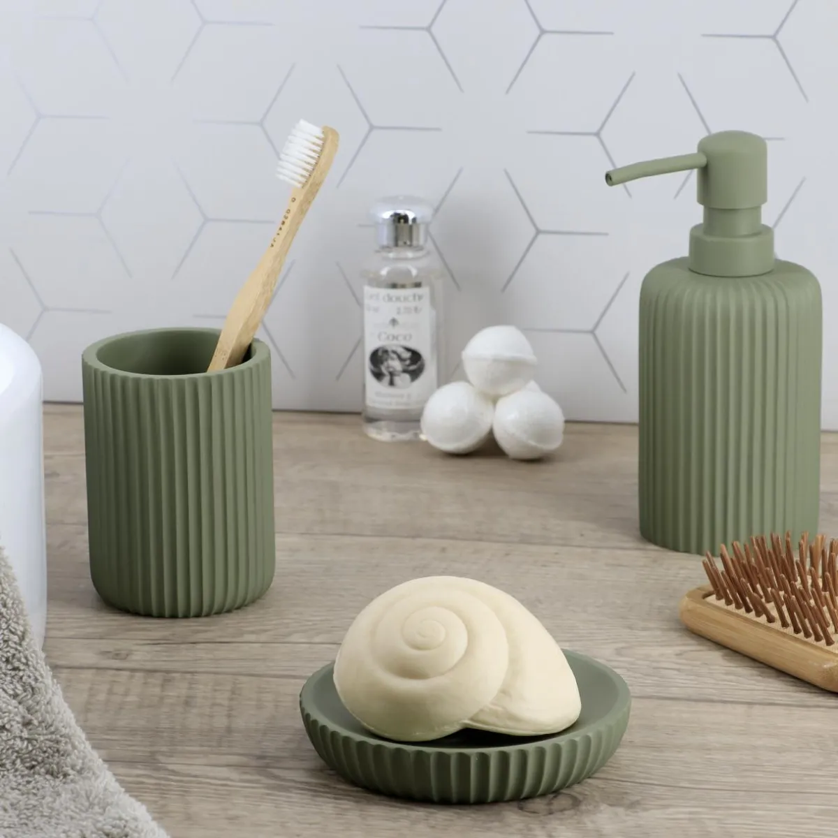 TENDANCE Set d'accessoires salle de bain résine Strié Vert kaki Discount