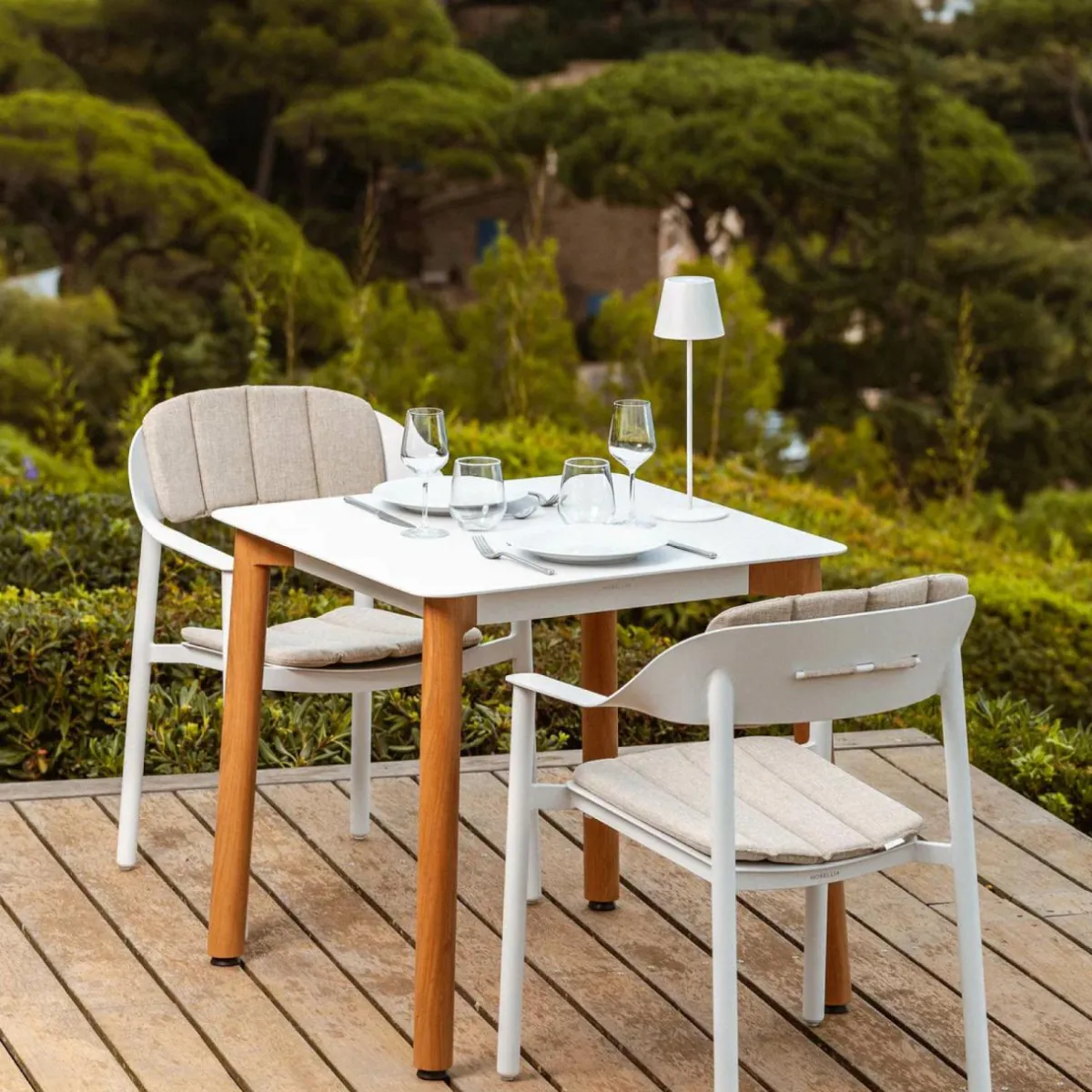 MOBELLIA Table de jardin carrée en aluminium 2 places (76 x 76 cm) Monte Carlo Blanc Discount