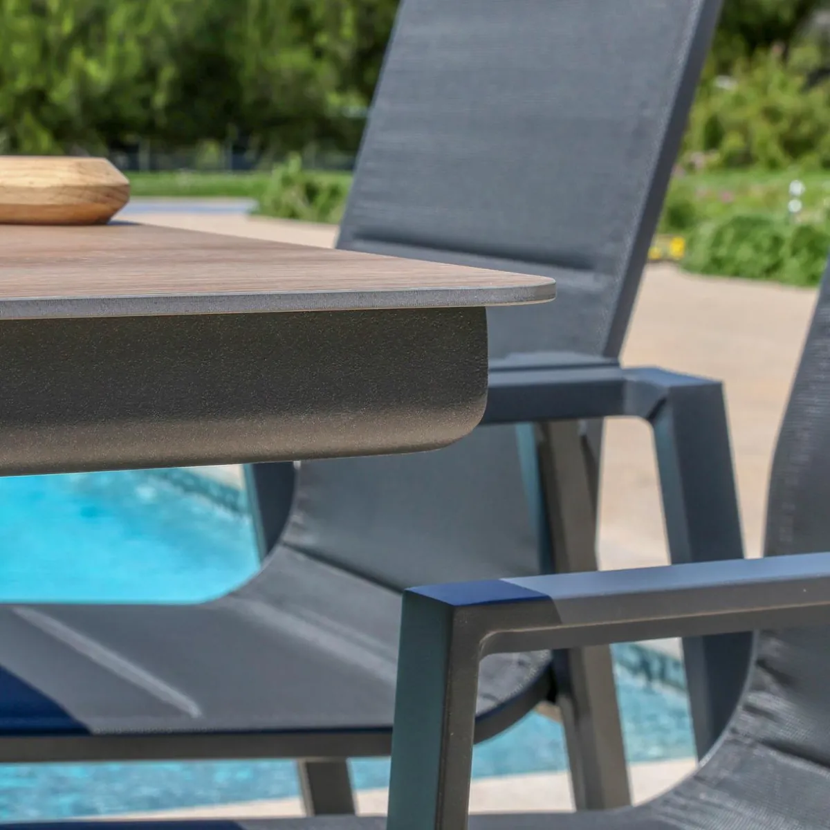 MOBELLIA Table de jardin carrée en aluminium 8 places (136 x 136 cm) Amalfi Gris Anthracite Best