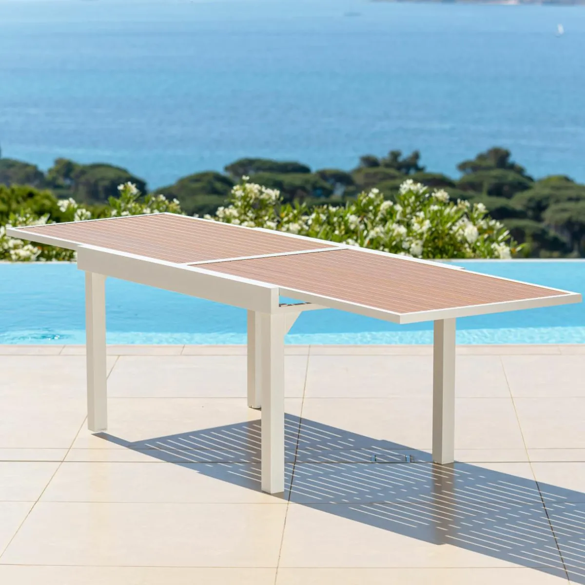 MOBELLIA Table de jardin extensible en aluminium 10 places effet bois (135/270 x 90 cm) Murano Blanc Hot
