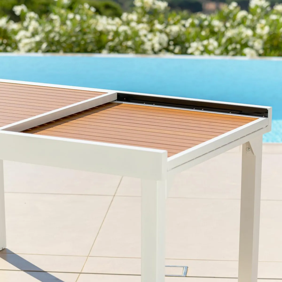 MOBELLIA Table de jardin extensible en aluminium 10 places effet bois (135/270 x 90 cm) Murano Blanc Hot