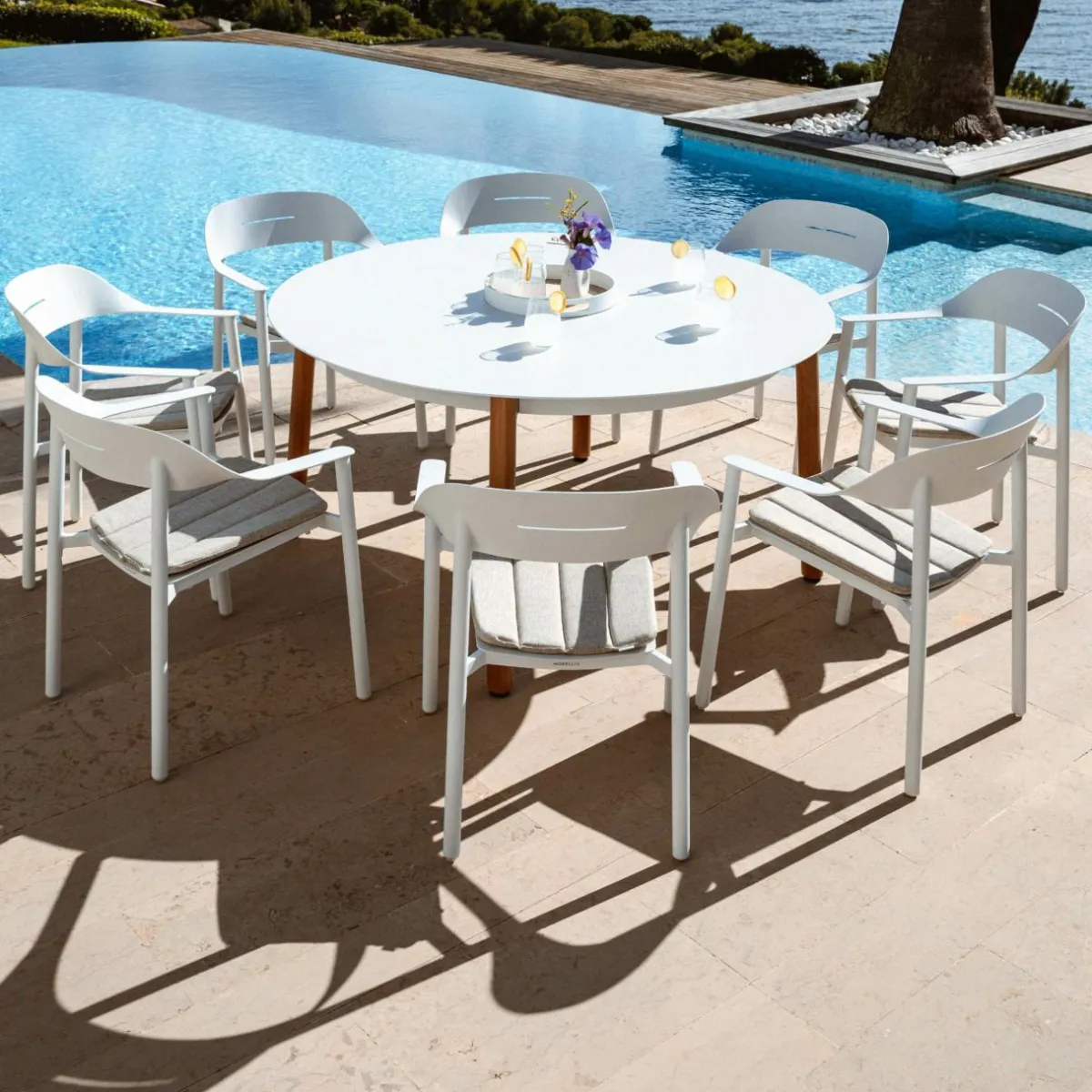 MOBELLIA Table de jardin ronde en aluminium 8 places (D149 cm) Monte Carlo Blanc New