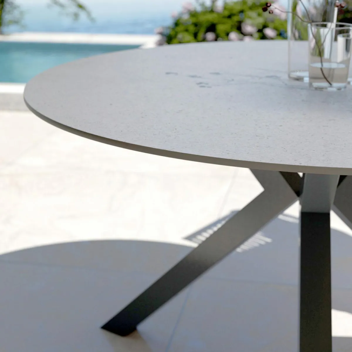 MOBELLIA Table de jardin ronde en aluminium et céramique 6 places (D120 cm) Kore Gris Anthracite Hot