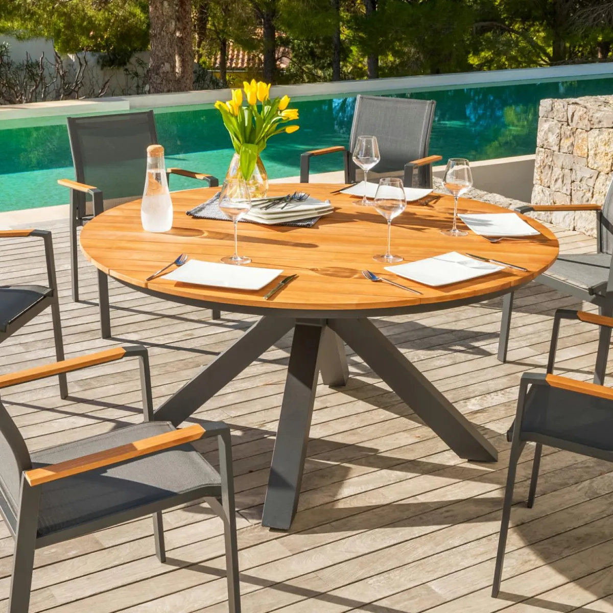 MOBELLIA Table de jardin ronde en aluminium et bois teck 8 places (D140 cm) Bali Gris Anthracite Outlet