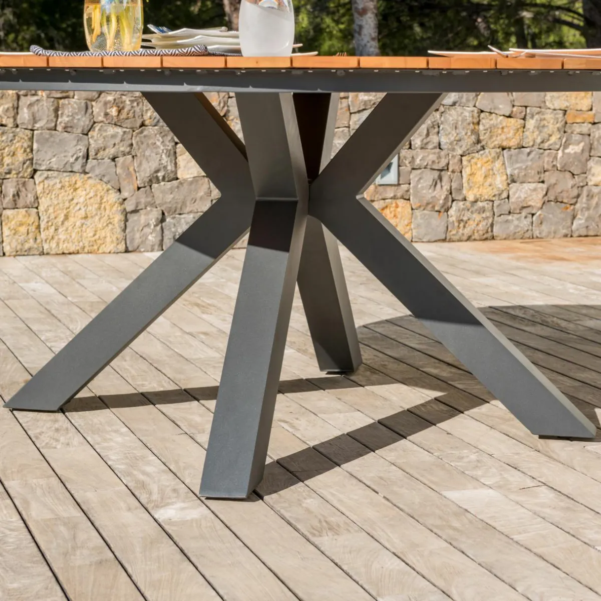 MOBELLIA Table de jardin ronde en aluminium et bois teck 8 places (D140 cm) Bali Gris Anthracite Outlet