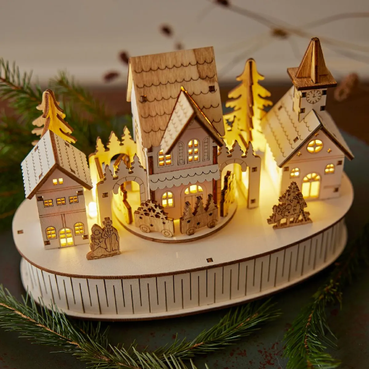 KAEMINGK Village de Noël en bois lumineux et musical à piles (22 x H15 cm) Ville de lumière New
