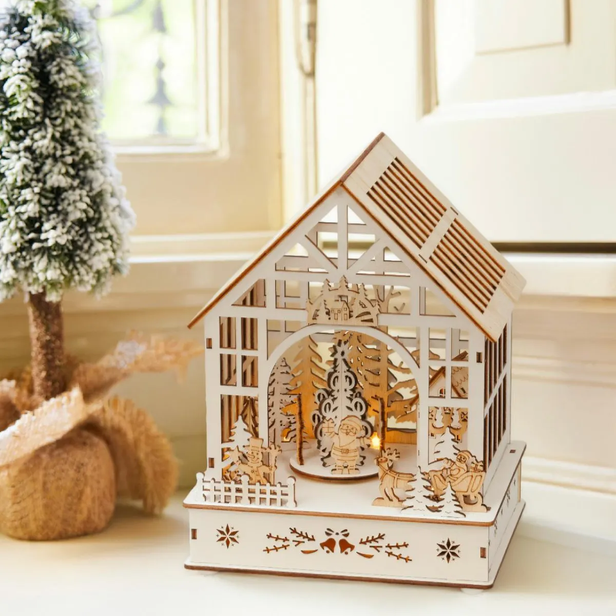 KAEMINGK Village de Noël en bois lumineux, musical et animé à piles (18 x 24 cm) Jardin d’hiver Naturel Sale
