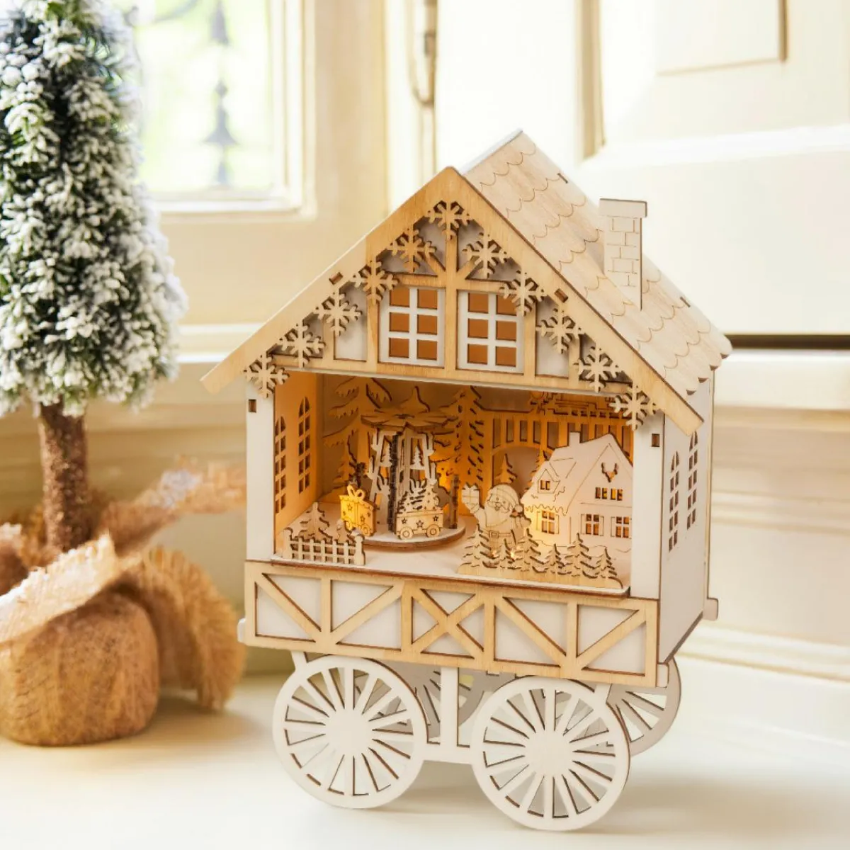 KAEMINGK Village de Noël en bois lumineux musical et animé à piles (H27 cm) Charriot festif Naturel