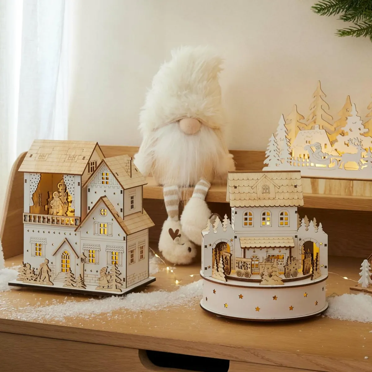 KAEMINGK Village de Noël en bois lumineux animé et musical à piles (H22 cm) Pavillon festif Naturel Best