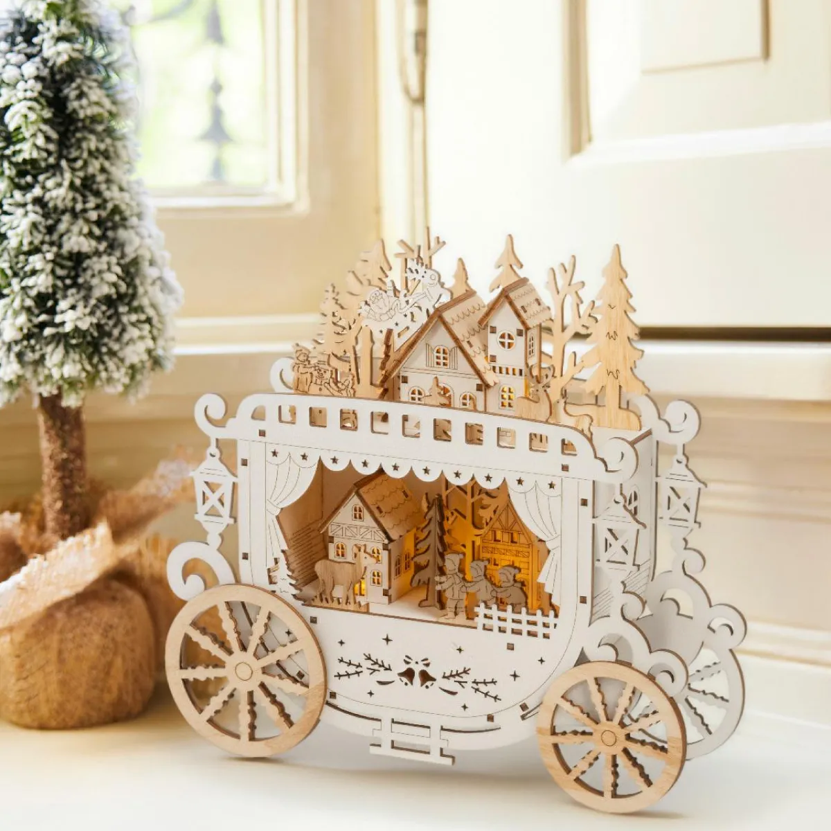 KAEMINGK Village de Noël en bois lumineux à piles (H23 cm) Diligence Naturel