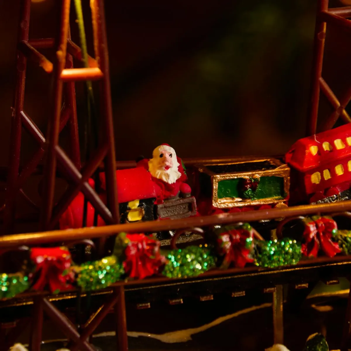 KAEMINGK Village de Noël lumineux et musical Ville festive et Chemin de fer Discount